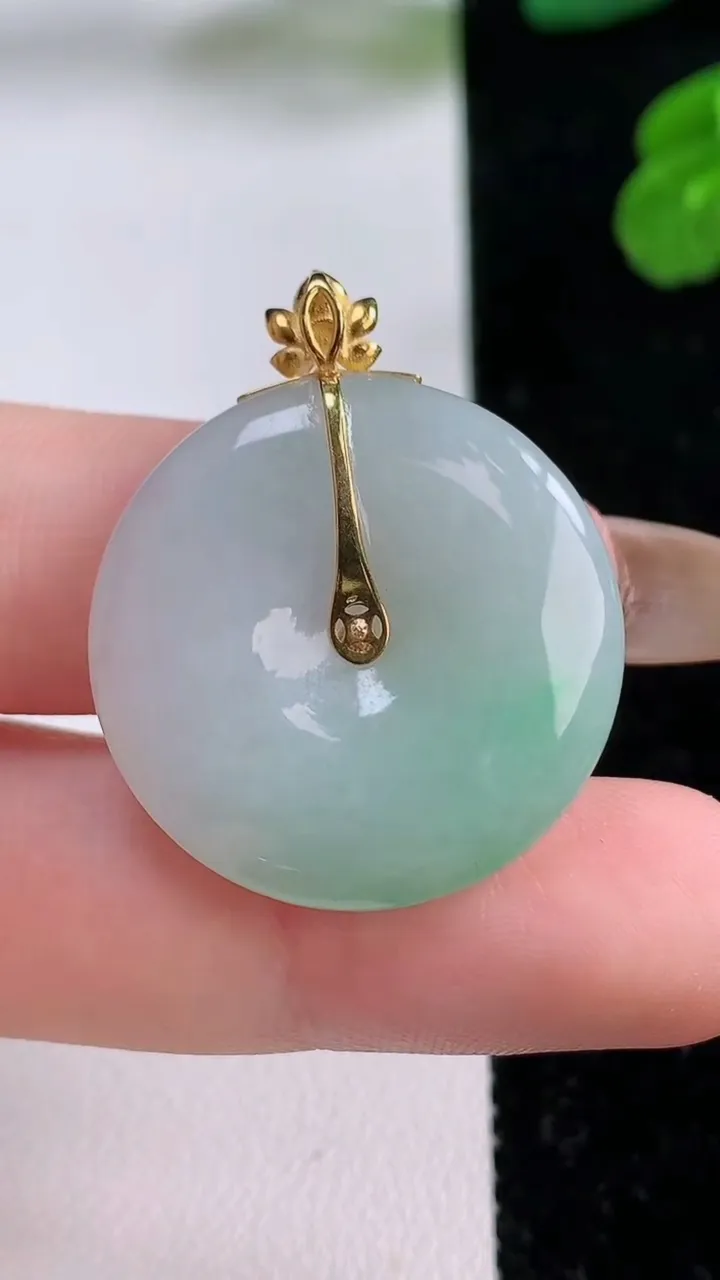 天然A货翡翠平安扣吊坠，尺寸25.7-4.9，重量:7.44g
11月17日