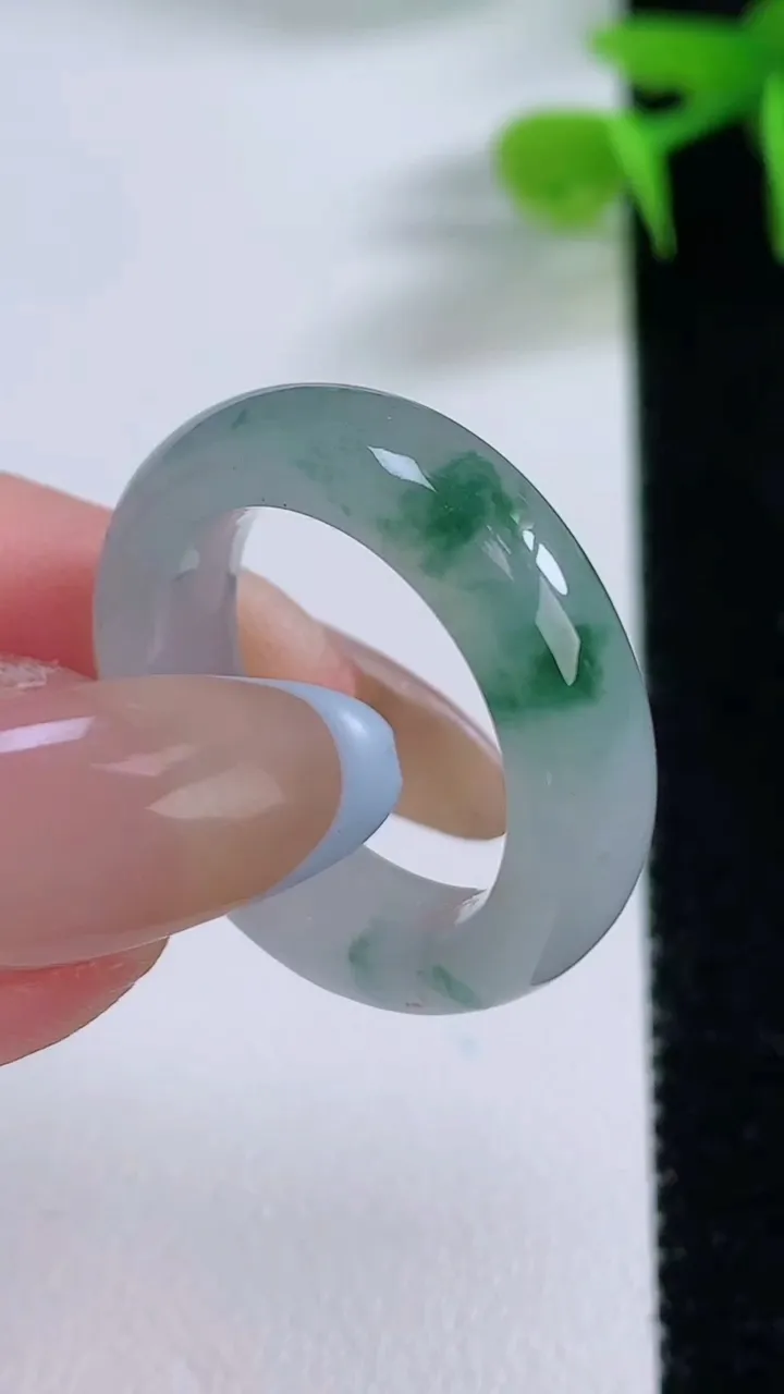 天然A货翡翠指环戒指，尺寸17.6-6.5-4.3，重:5.80g2025年11月17日
工厂直销收