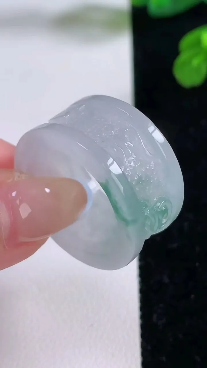 天然A货翡翠冰种飘花指环扳指，尺寸21.6-13.5-3.5，重量:10.70g2025年11月17日
工厂直销收藏佳品,种好水足，色泽均匀，有种有色，上手高大气！