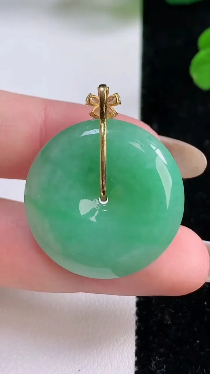 天然A货翡翠平安扣吊坠，尺寸27.7-5.9，重量:10.25g
11月17日