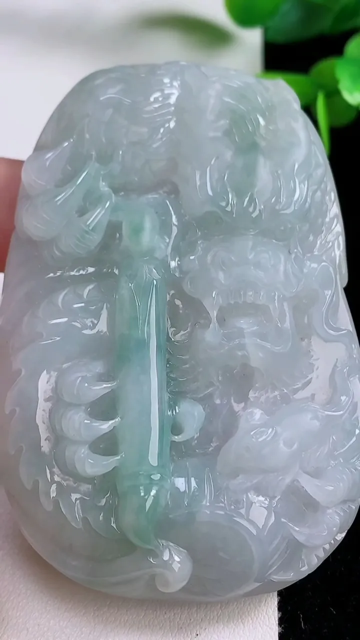 天然A货翡翠龙牌吊坠，尺寸75-50.5-13.5，重:86.00g
11月17日