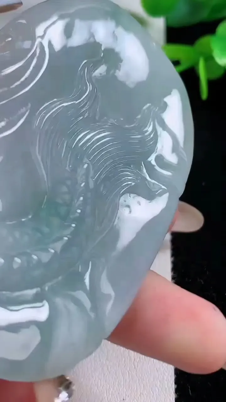 天然A货翡翠龙牌吊坠，尺寸75-50.5-13.5，重:86.00g
11月17日