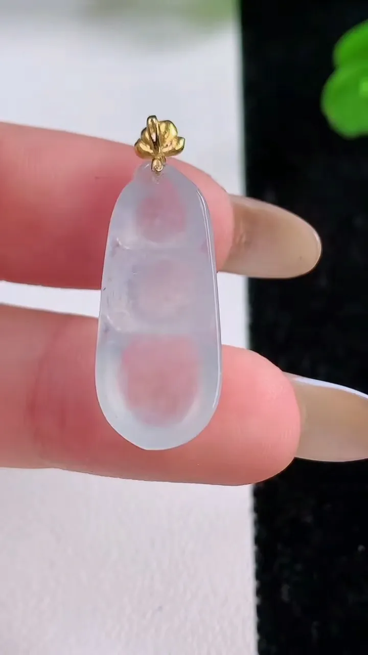 天然A货翡翠种白冰福豆吊坠，尺寸24.8-10.8-4.7，重量:2.87g
11月17日
