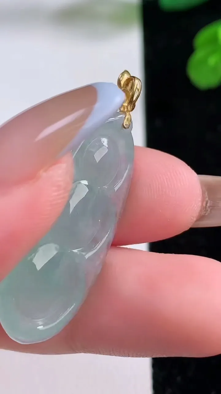 天然A货翡翠福豆吊坠，尺寸32.4-13.5-6.3，重量:4.53g
11月17日