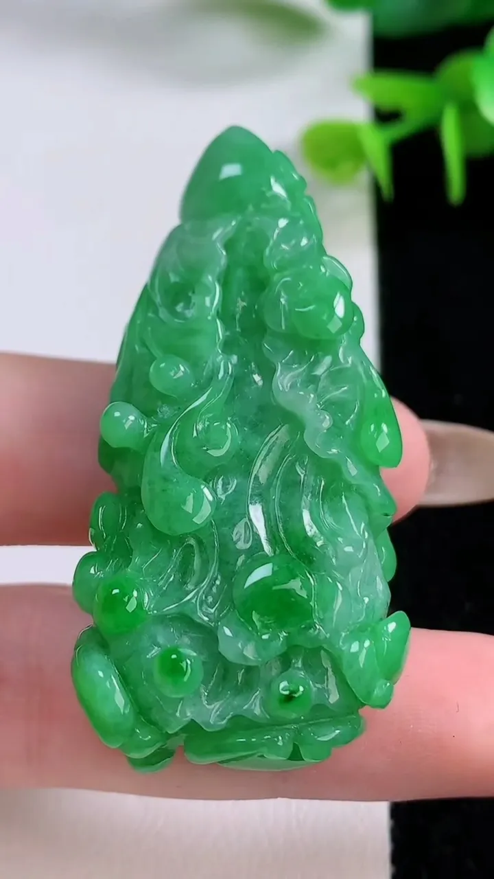 天然A货翡翠白菜吊坠，尺寸53-26-14，重:28.84g
11月17日