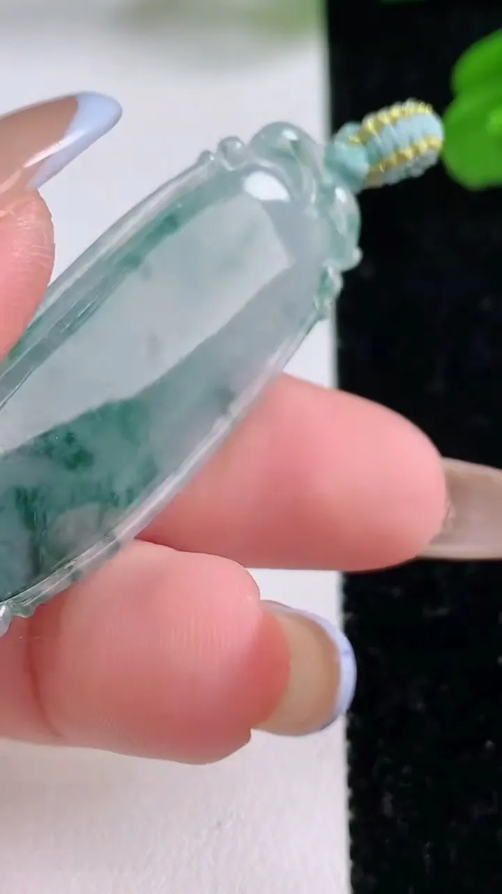 天然A货翡翠冰种飘花福瓜吊坠，尺寸52.8-17-6.2，重量:9.93g
11月17日