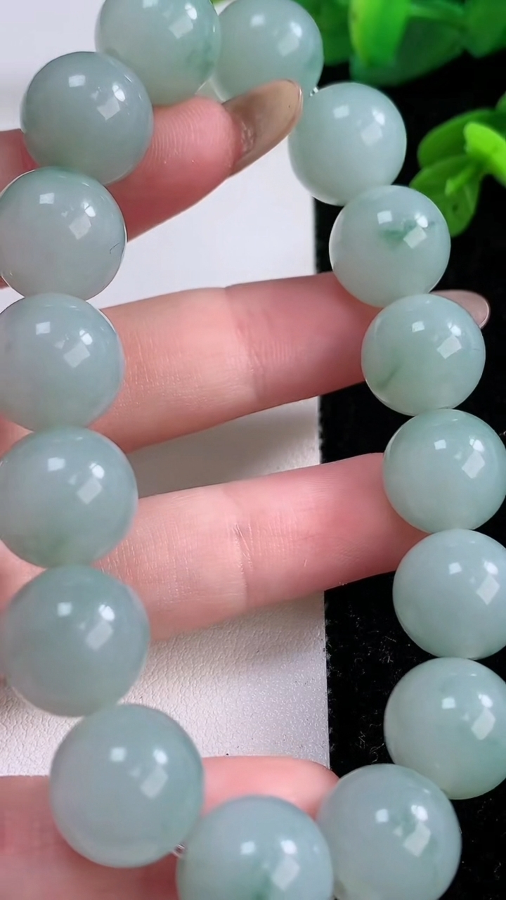 天然A货翡翠飘花圆珠手串，尺寸13-16颗，重量:62.36g11月17日
工厂直销收藏佳品,种好水足，色泽均匀，有种有色，上手高大气！