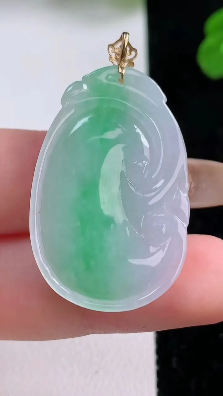 天然A货翡翠如意吊坠，尺寸33.5-21.7-4.5，重量:6.57g
11月17日