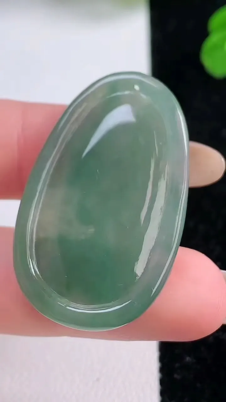 天然A货翡翠大势至菩萨吊坠，尺寸38.4-23-4.5，重量:8.04g
11月17日