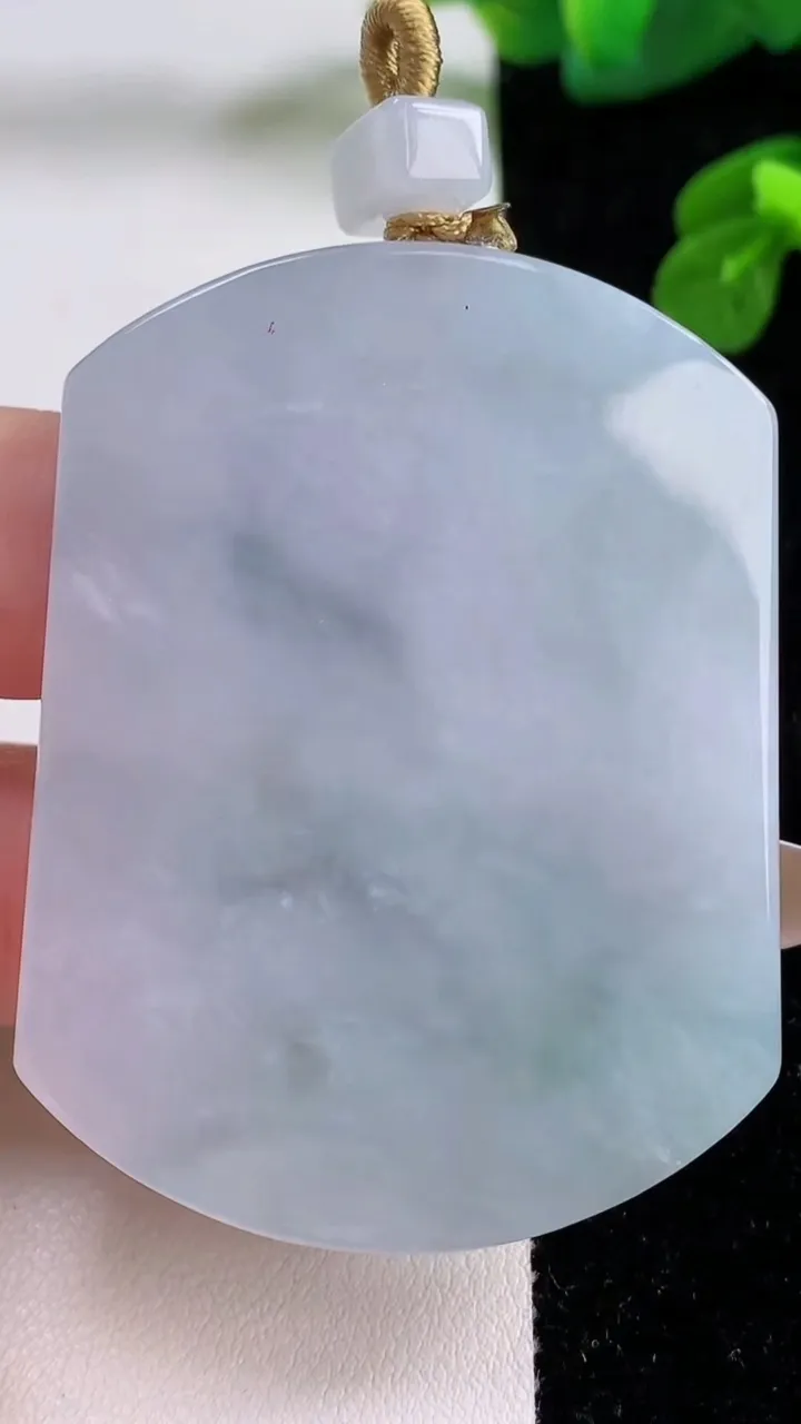 天然A货翡翠飘花无事牌吊坠，尺寸64.5-41.5-5.4，重量:36.89g
11月17日