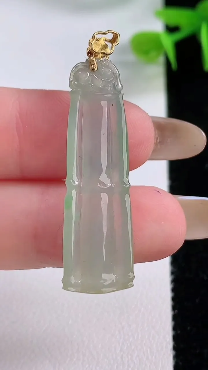 天然A货翡翠节节高升 竹节吊坠，尺寸43-11.3-4.6，重:3.83g
11月17日