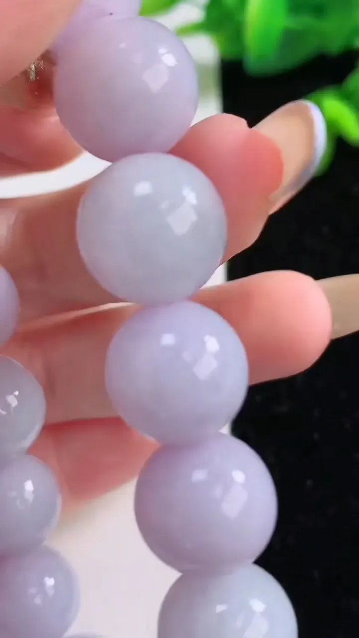 天然A货翡翠紫罗兰圆珠手串，尺寸12.3-16颗，重量:64.69g11月17日
工厂直销收藏佳品,种好水足，色泽均匀，有种有色，上手高大气！