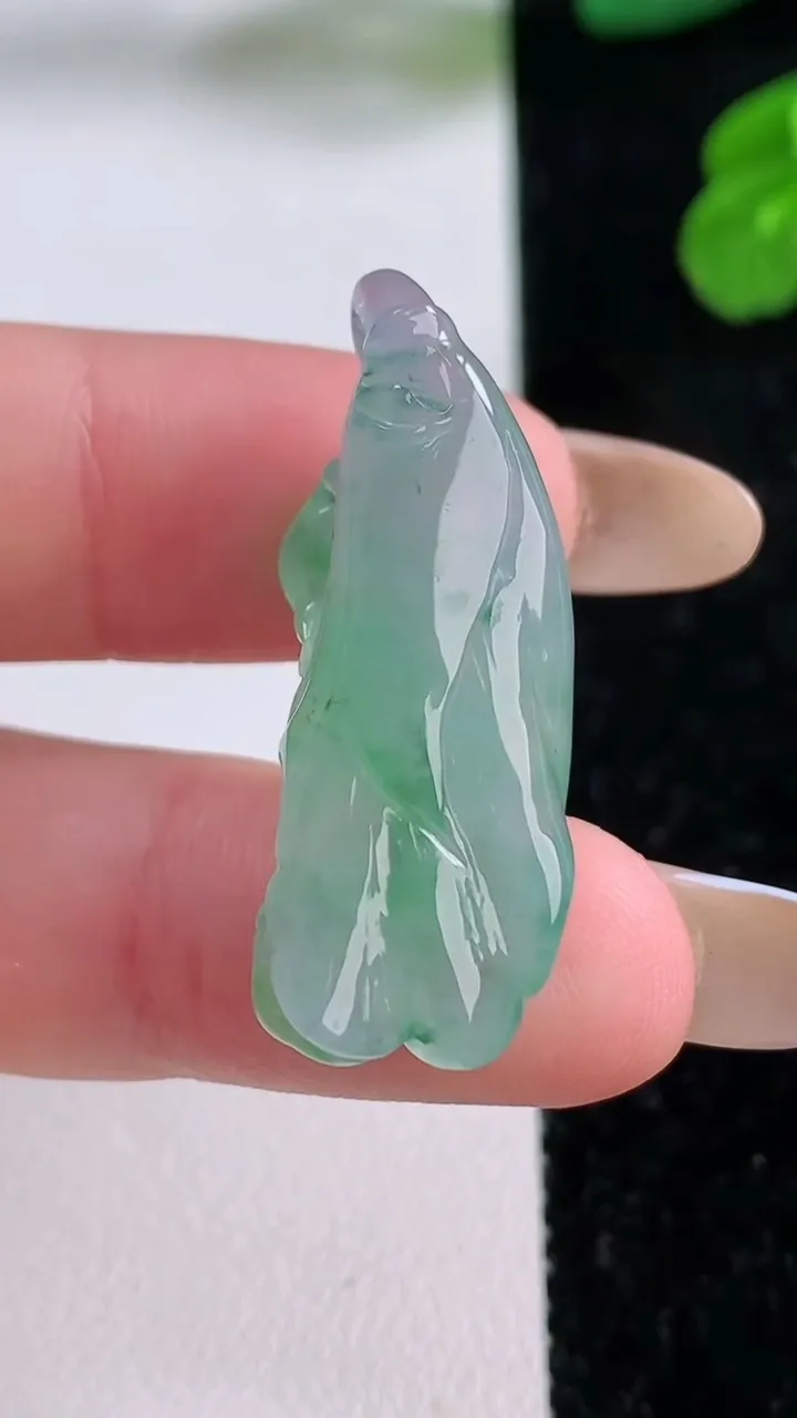 天然A货翡翠莲蓬吊坠，尺寸33.2-12-7.6，重量:6.35g
11月17日