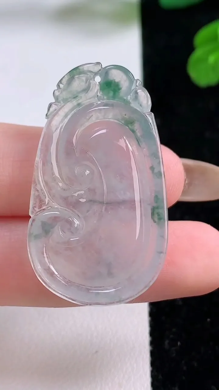 天然A货翡翠冰种飘花如意吊坠，尺寸38.7-22.3-5.6，重量:7.26g
11月17日