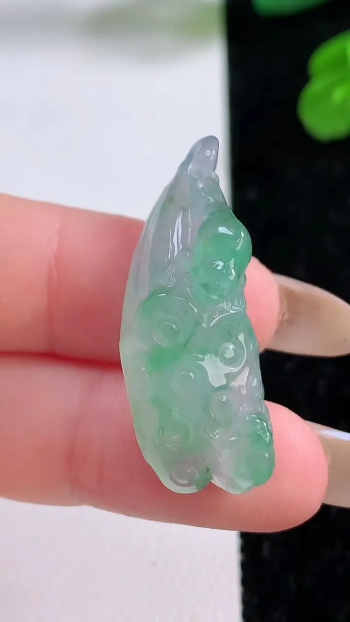 天然A货翡翠莲蓬吊坠，尺寸33.2-12-7.6，重量:6.35g
11月17日