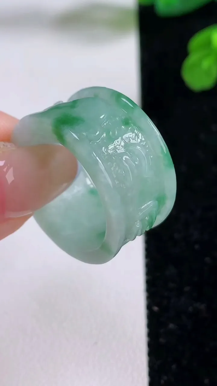 天然A货翡翠指环扳指，尺寸20.4-12.6-2.8，重量:8.09g2025年11月17日
工厂直销收藏佳品,种好水足，色泽均匀，有种有色，上手高大气！