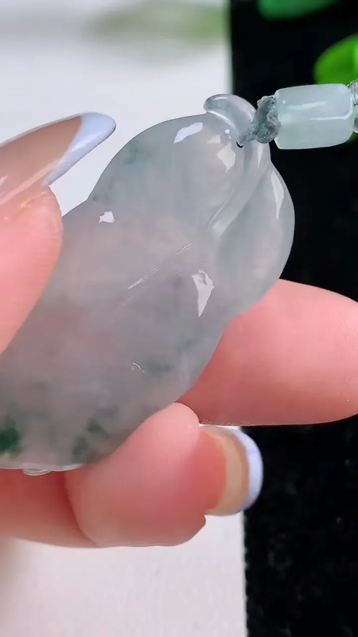 天然A货翡翠冰种飘花金枝玉叶 叶子吊坠，尺寸41-18.2-4.7，重量:8.33g
11月17日