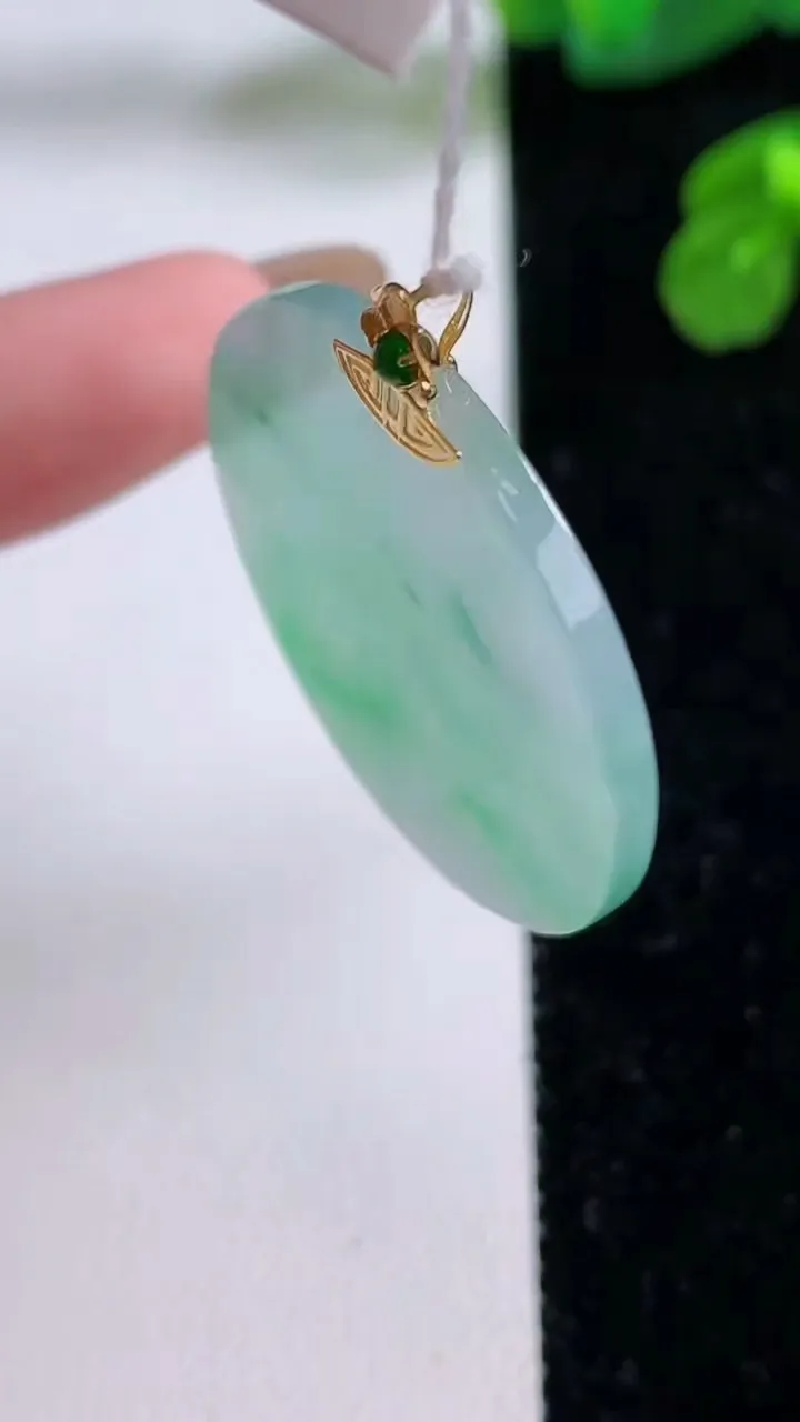 天然A货翡翠无事牌吊坠，尺寸31.3-2.3，重量:6.53g
11月17日