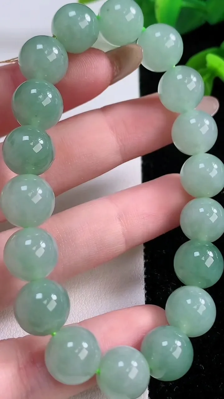 天然A货翡翠圆珠手串，尺寸10.6-18颗，重量:40.00g11月17日
工厂直销收藏佳品,种好水足，色泽均匀，有种有色，上手高大气！