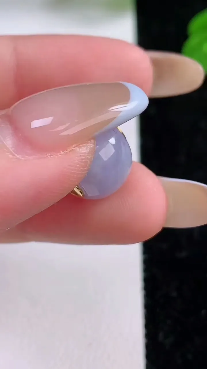 天然A货翡翠18K金紫罗兰路路通吊坠，尺寸12.5-11，重量:3.03g
11月17日