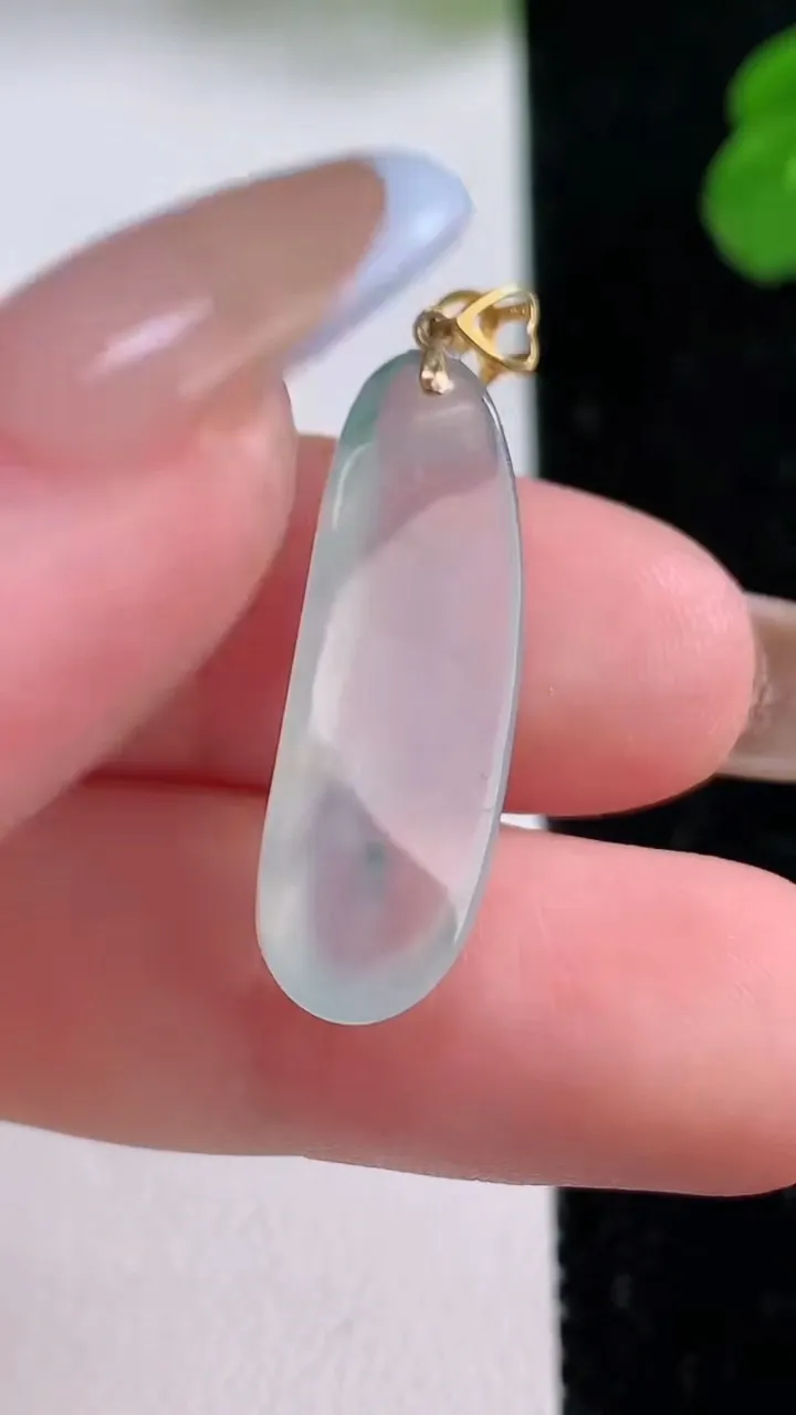 天然A货翡翠种飘花悟道吊坠，尺寸27-8.7-4.9，重量:2.14g
11月17日