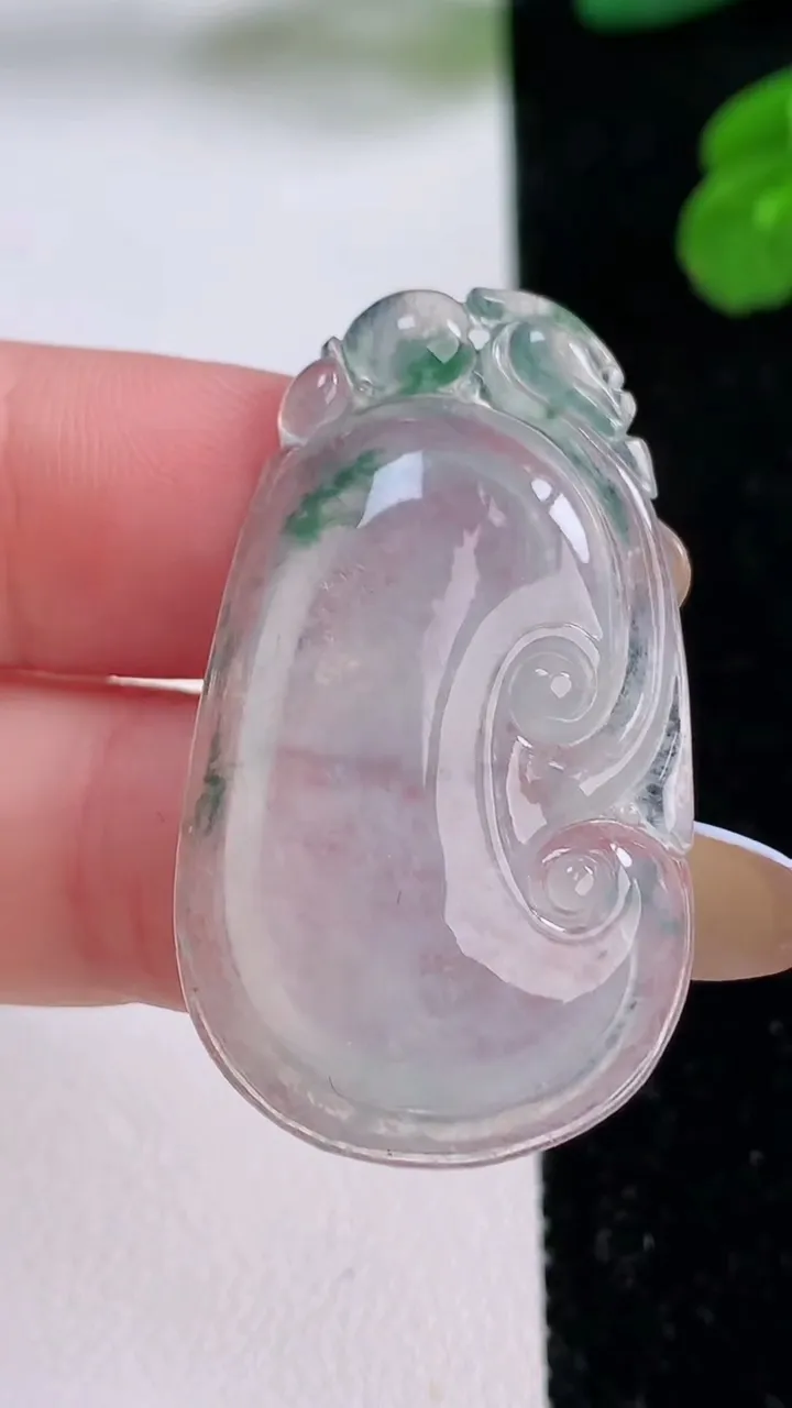 天然A货翡翠冰种飘花如意吊坠，尺寸38.7-22.3-5.6，重量:7.26g
11月17日