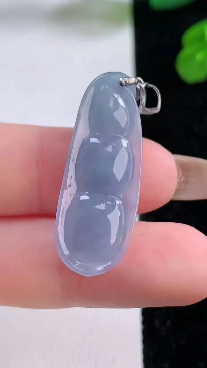 天然A货翡翠18K金紫罗兰福豆吊坠，尺寸32.6-12-4.7，重量:3.29g
11月17日