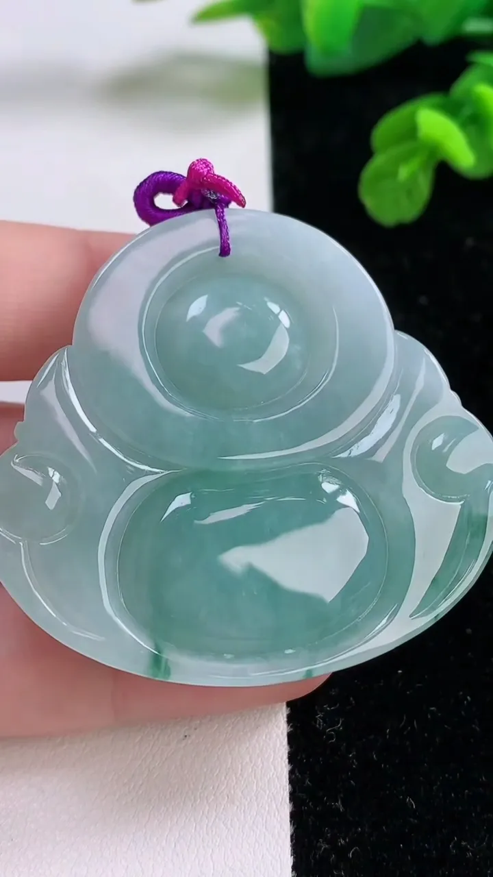 天然A货翡翠飘花佛公吊坠，尺寸45-50-12，重量:41.77g
11月17日