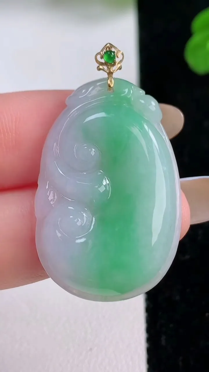 天然A货翡翠如意吊坠，尺寸33.5-21.7-4.5，重量:6.57g
11月17日