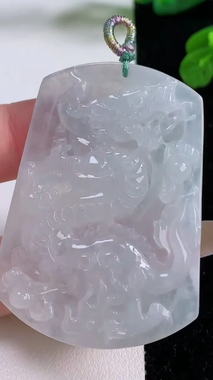 天然A货翡翠龙牌吊坠，尺寸54.5-39-4.9，重量:22.92g
11月17日