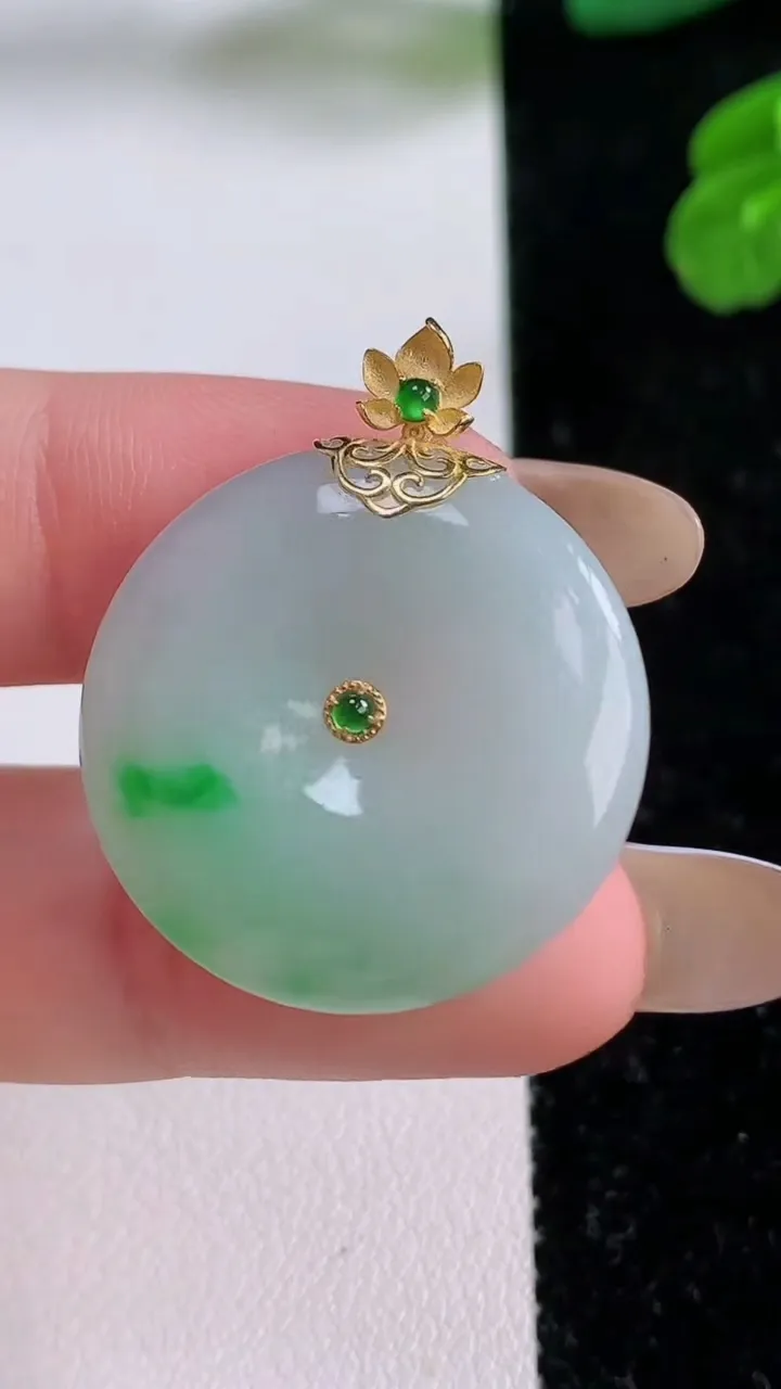 天然A货翡翠平安扣吊坠，尺寸25.7-4.9，重量:7.44g
11月17日