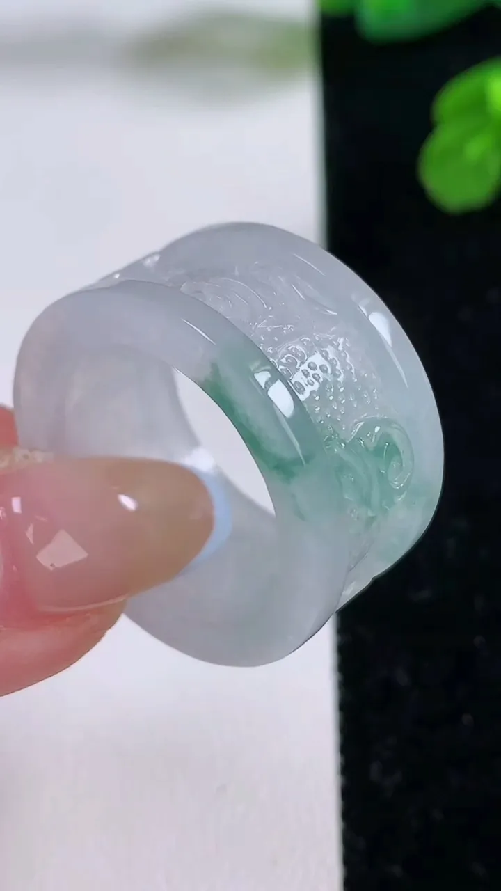 天然A货翡翠冰种飘花指环扳指，尺寸21.6-13.5-3.5，重量:10.70g2025年11月17