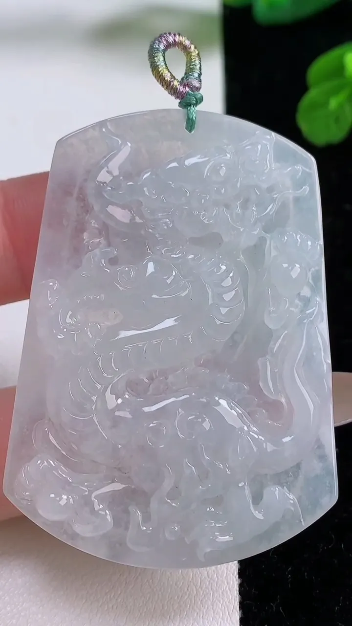 天然A货翡翠龙牌吊坠，尺寸54.5-39-4.9，重量:22.92g
11月17日