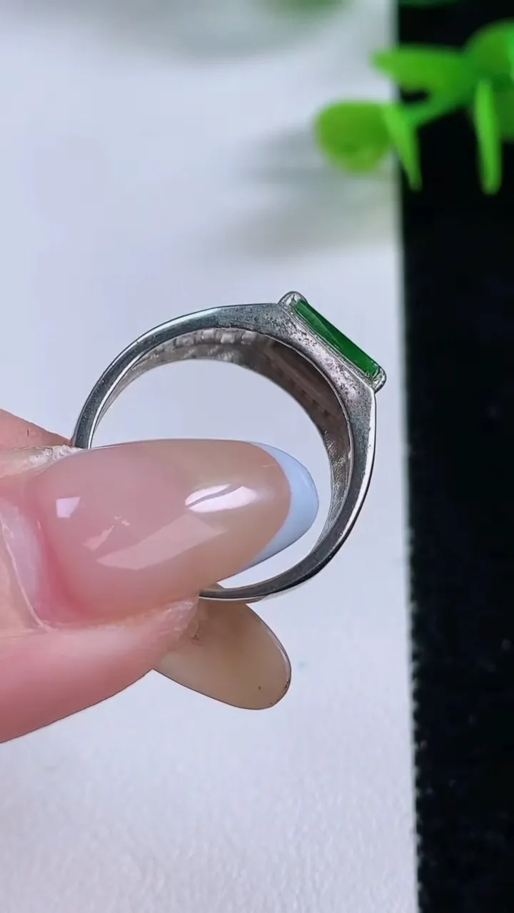 天然A货翡翠马鞍戒指，尺寸7.5-6.8，重:2.06g2025年11月17日
工厂直销收藏佳品,种好水足，色泽均匀，有种有色，上手高大气！