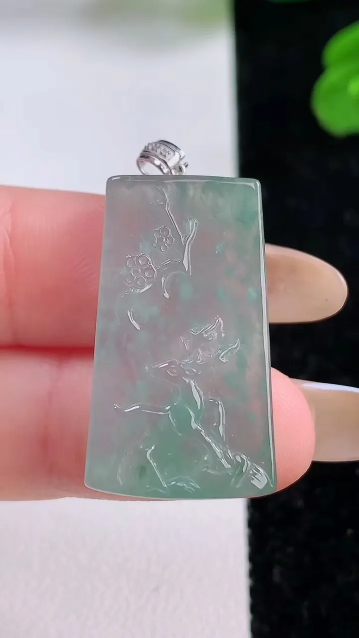 天然A货翡翠梅花鹿吊坠，尺寸28-16-4.8，重量:6.38g
11月17日