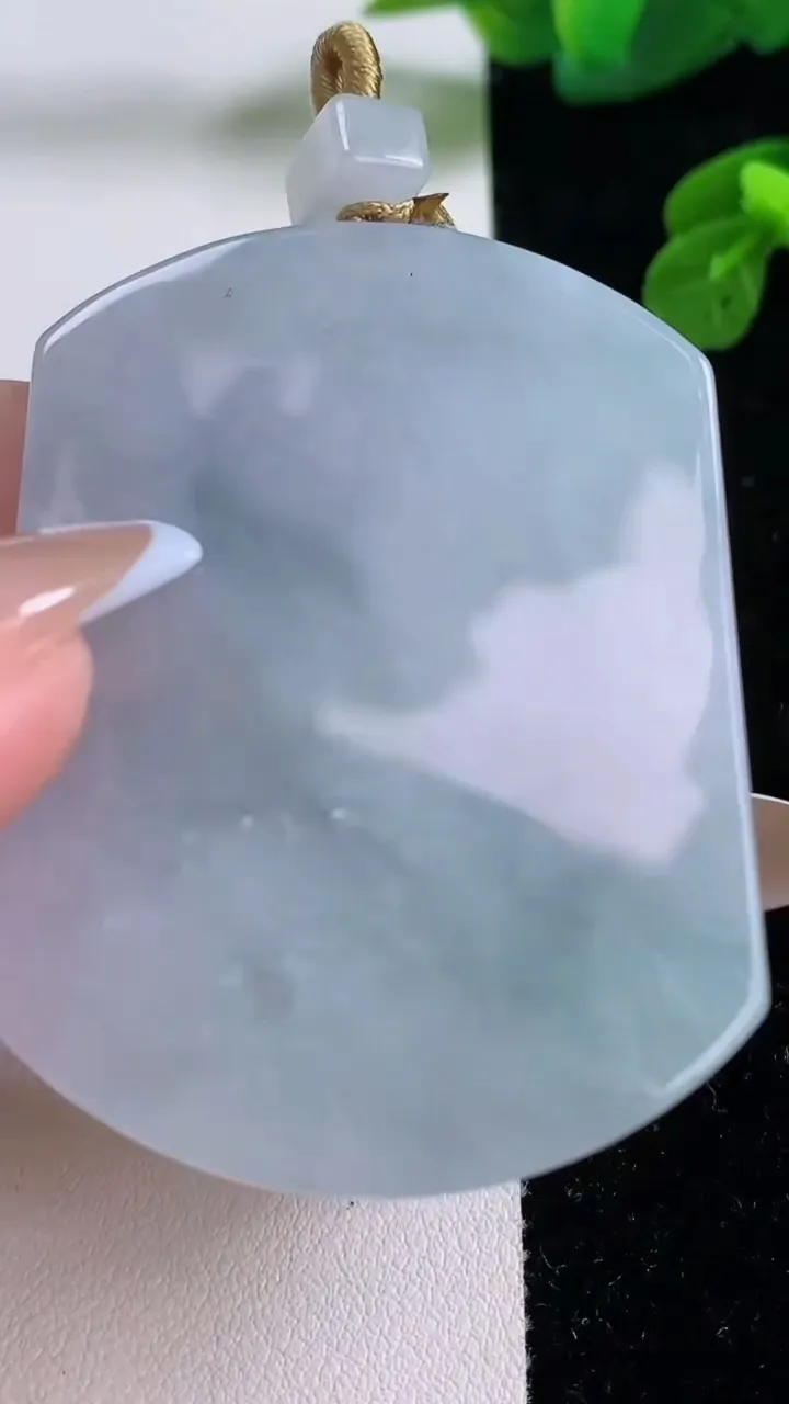 天然A货翡翠飘花无事牌吊坠，尺寸64.5-41.5-5.4，重量:36.89g
11月17日