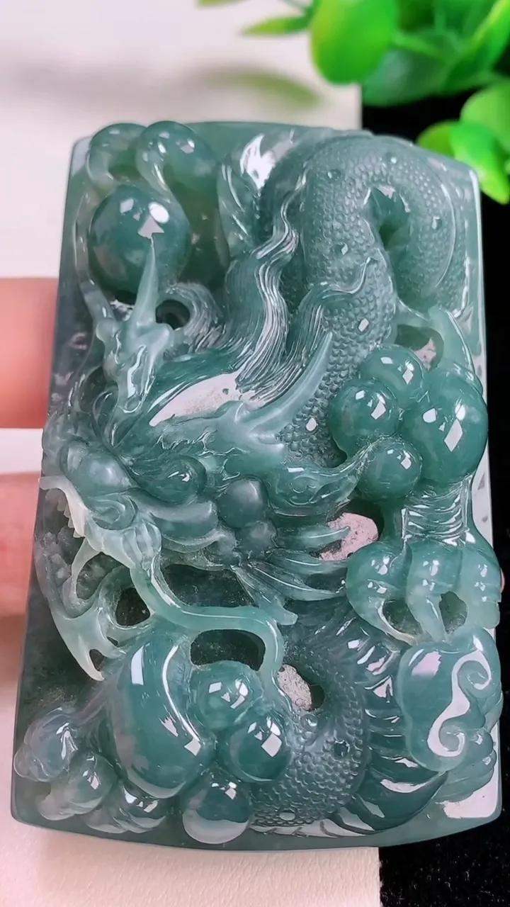 天然A货翡翠龙牌吊坠，尺寸77.4-48.1-14.7，重:104.82g
11月17日