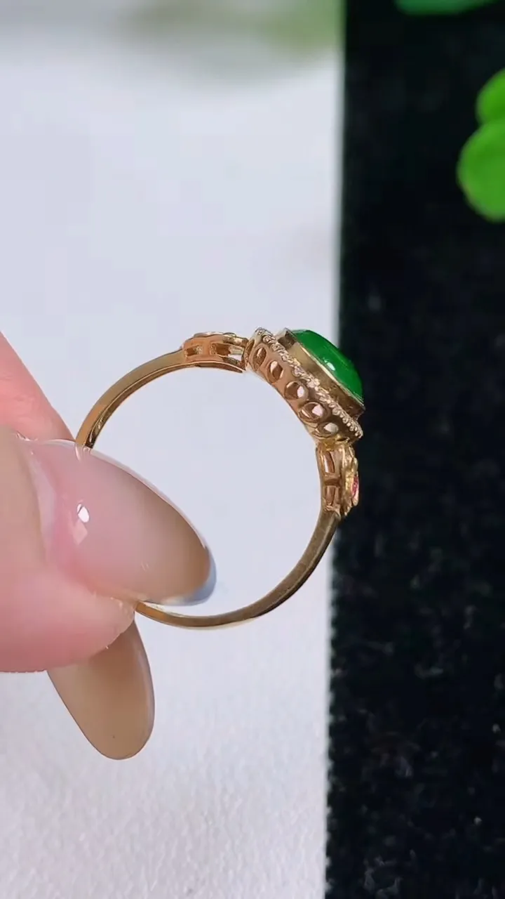 天然A货翡翠蛋面戒指，尺寸17.5-7.6-6，重量:2.50g2025年11月17日
工厂直销收藏佳品,种好水足，色泽均匀，有种有色，上手高大气！