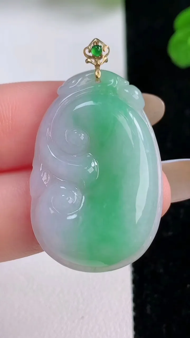 天然A货翡翠如意吊坠，尺寸33.5-21.7-4.5，重量:6.57g
11月17日
