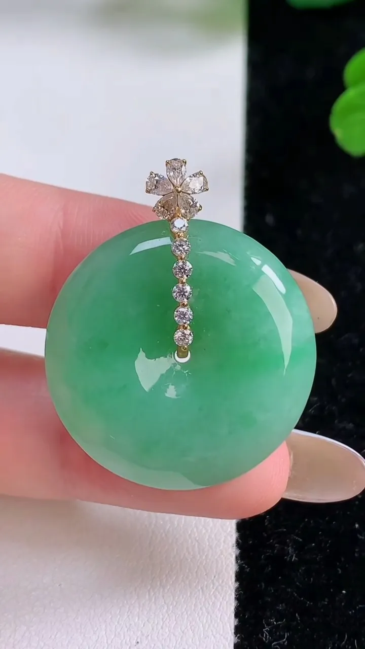 天然A货翡翠平安扣吊坠，尺寸27.7-5.9，重量:10.25g
11月17日