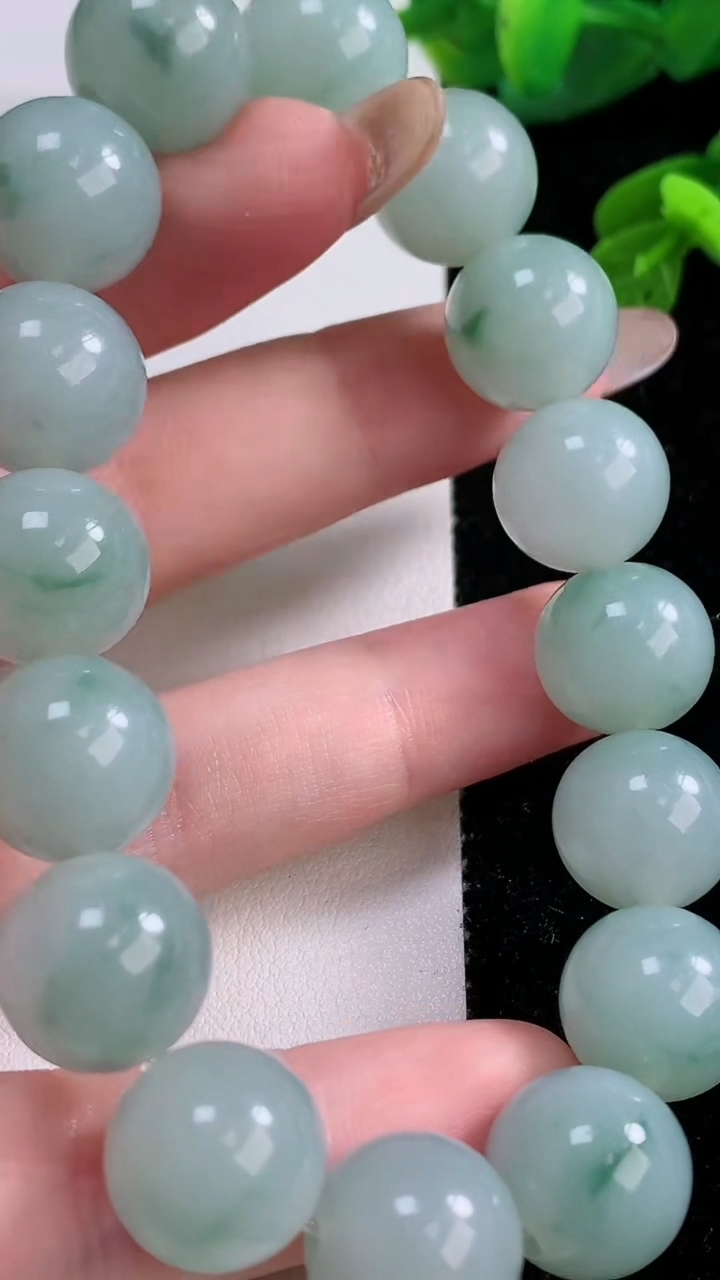 天然A货翡翠飘花圆珠手串，尺寸13-16颗，重量:62.36g11月17日
工厂直销收藏佳品,种好水