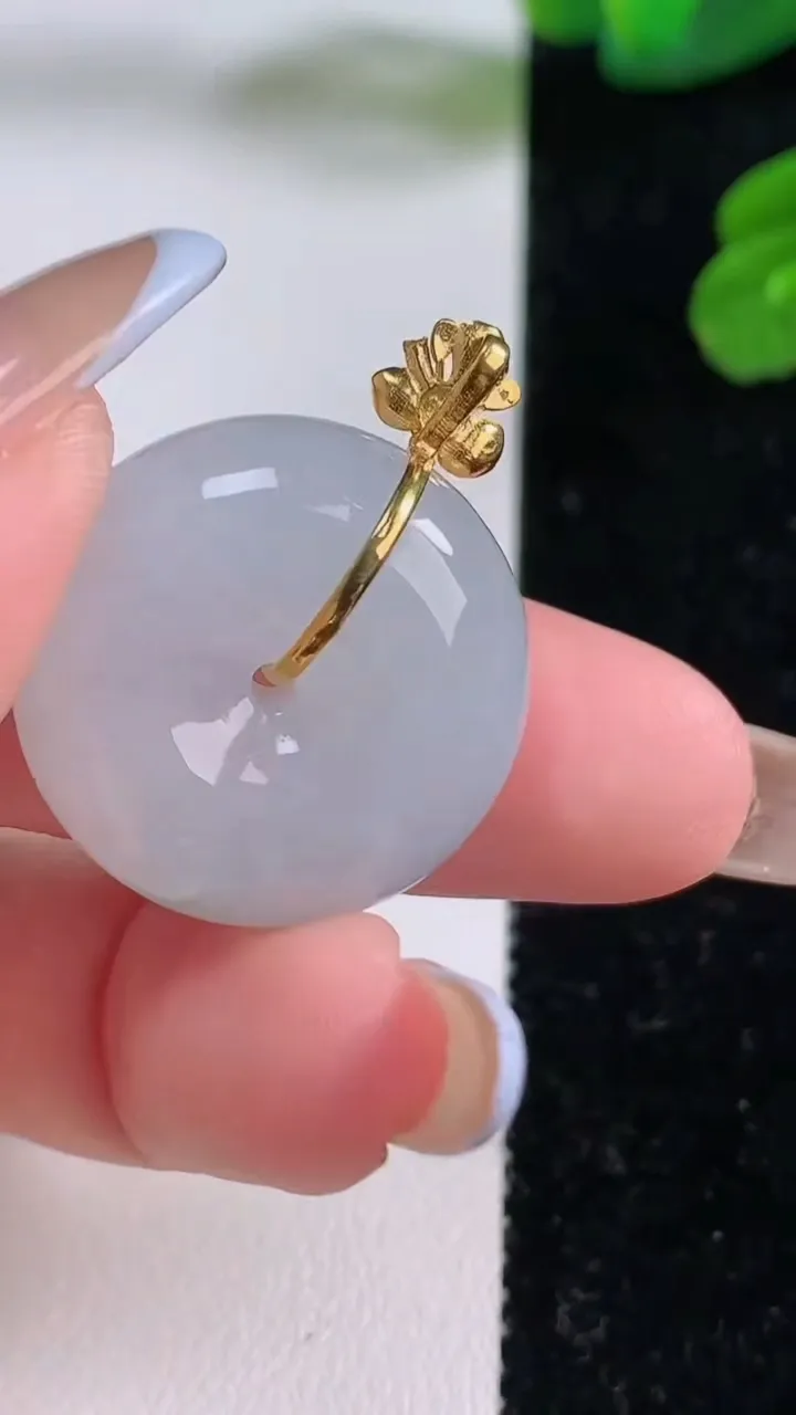 天然A货翡翠平安扣吊坠，尺寸23-10.6，重量:11.60g
11月17日