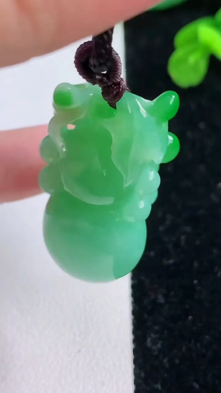 天然A货翡翠葫芦吊坠，尺寸38-20.4-12.8，重量:20.30g
11月17日