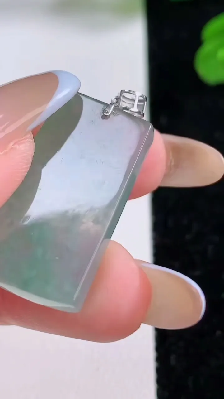 天然A货翡翠梅花鹿吊坠，尺寸28-16-4.8，重量:6.38g
11月17日