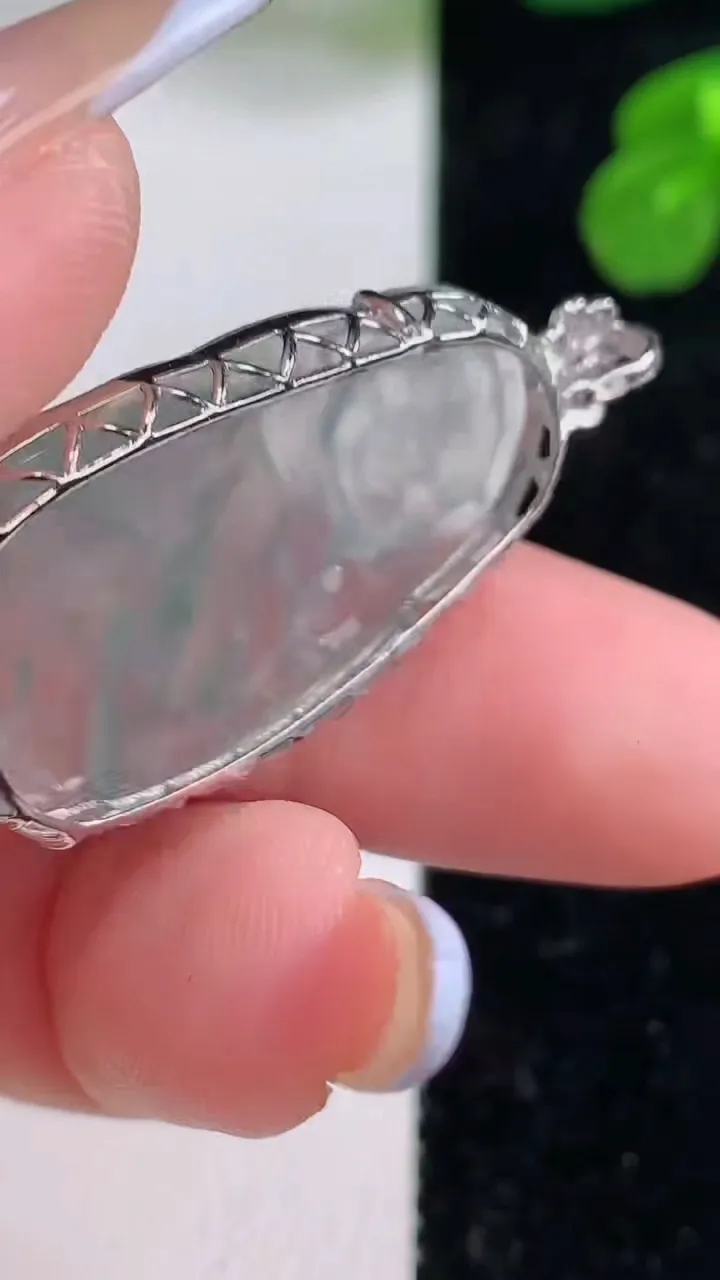 天然A货翡翠种飘花布袋佛吊坠，尺寸30.8-16.3-5.5，重量:4.65g
11月18日