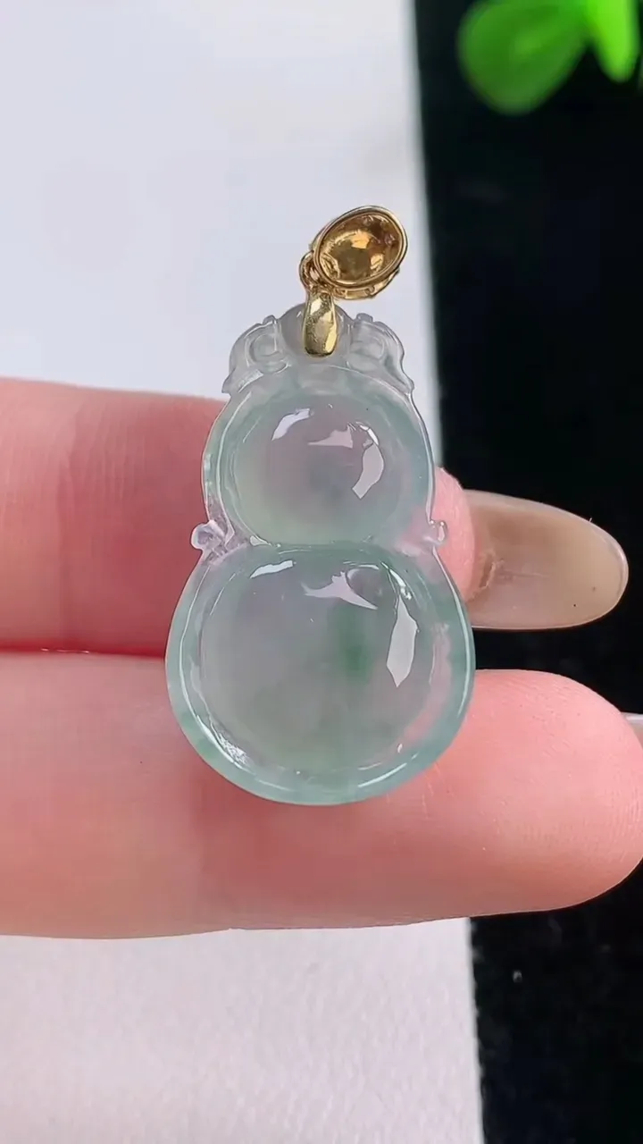 天然A货翡翠种飘花葫芦吊坠，尺寸32.5-16-5.3，重:3.64g
11月18日