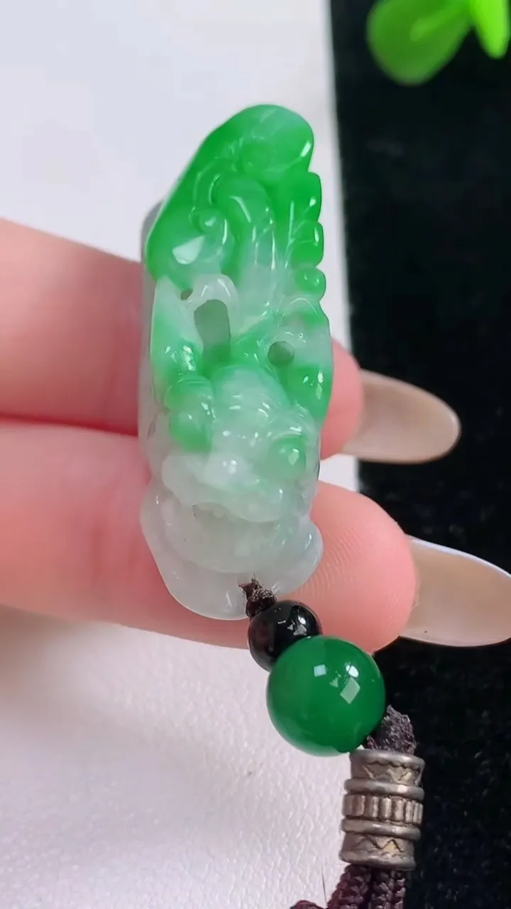 天然A货翡翠貔貅吊坠，尺寸38.4-14.3-17.5，重:17.55g
11月18日