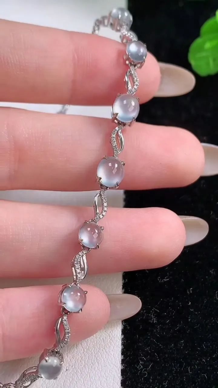 天然A货翡翠种白冰蛋面手链，尺寸5.8-4.9，重量:5.13g
11月18日