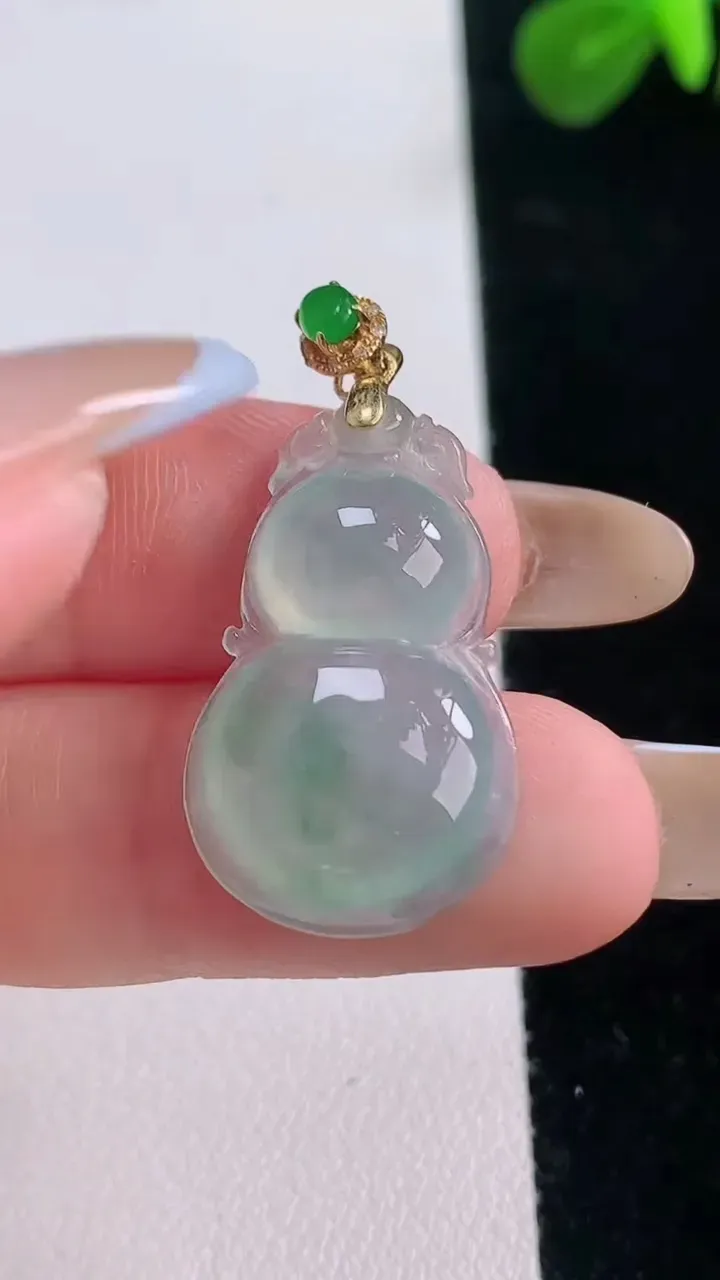 天然A货翡翠种飘花葫芦吊坠，尺寸32.5-16-5.3，重:3.64g
11月18日