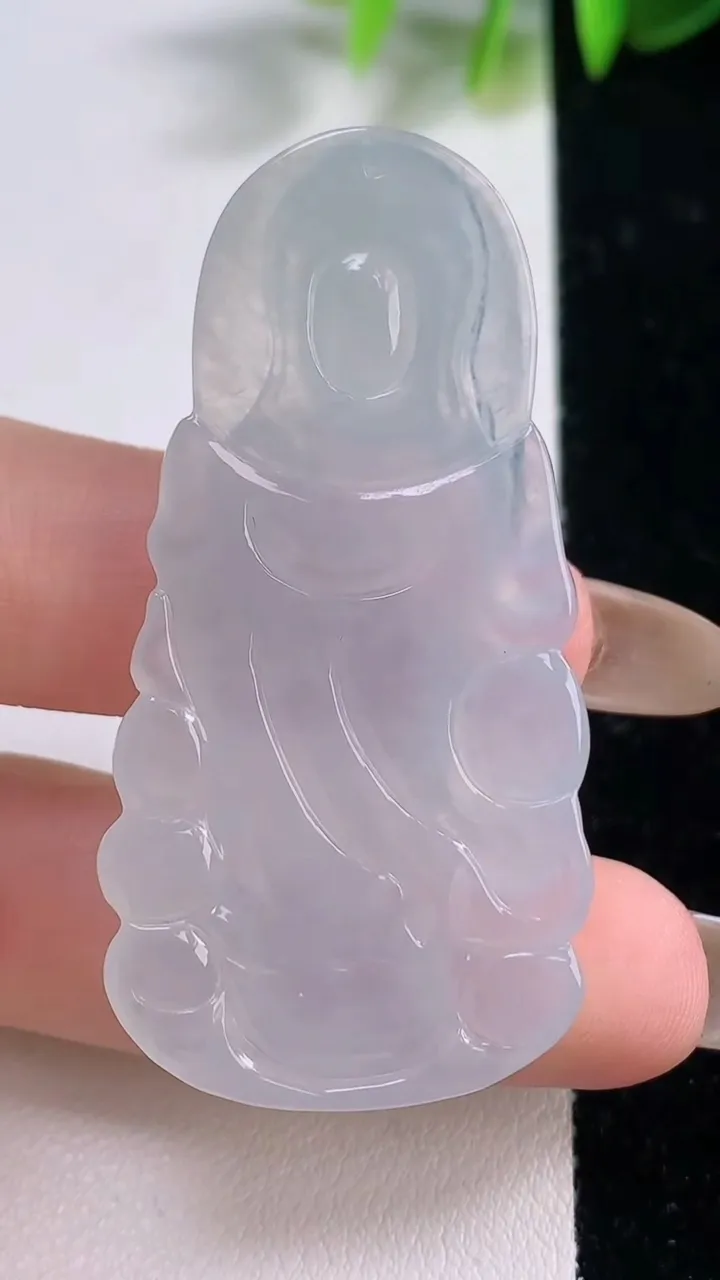 天然A货翡翠观音菩萨吊坠，尺寸52.6-25.8-5.7，重量:14.28g
11月18日